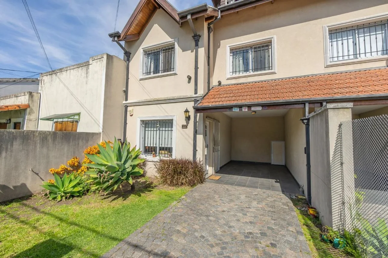 Casa tríplex en venta en Adrogué