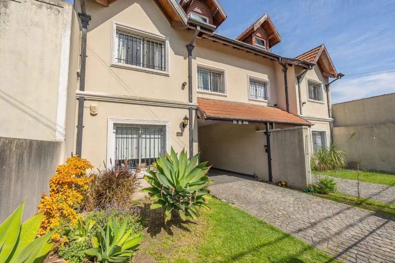 Casa tríplex en venta en Adrogué, foto 2