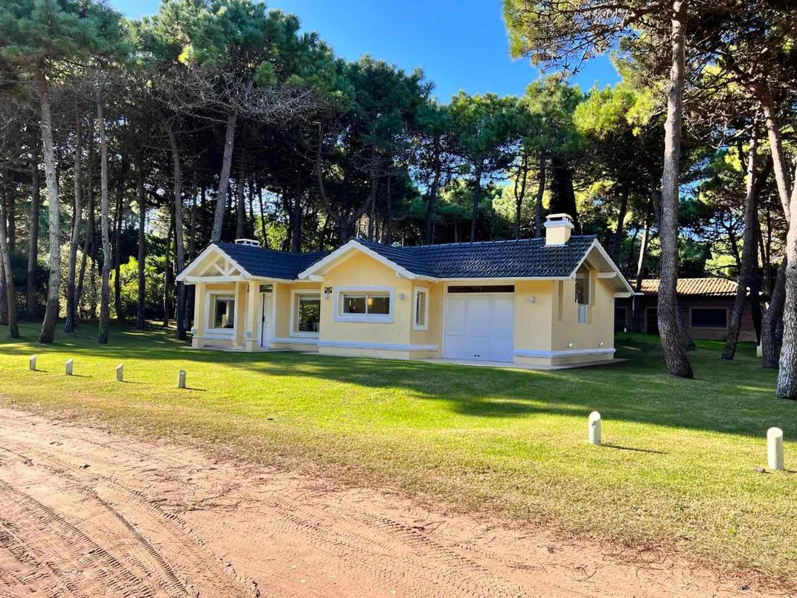 Casa de 4 ambientes en venta en Pinamar, Aquiles 4000