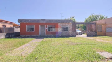 VENTA CASA 4 DORMITORIOS y GRAN TERRENO -COLÓN