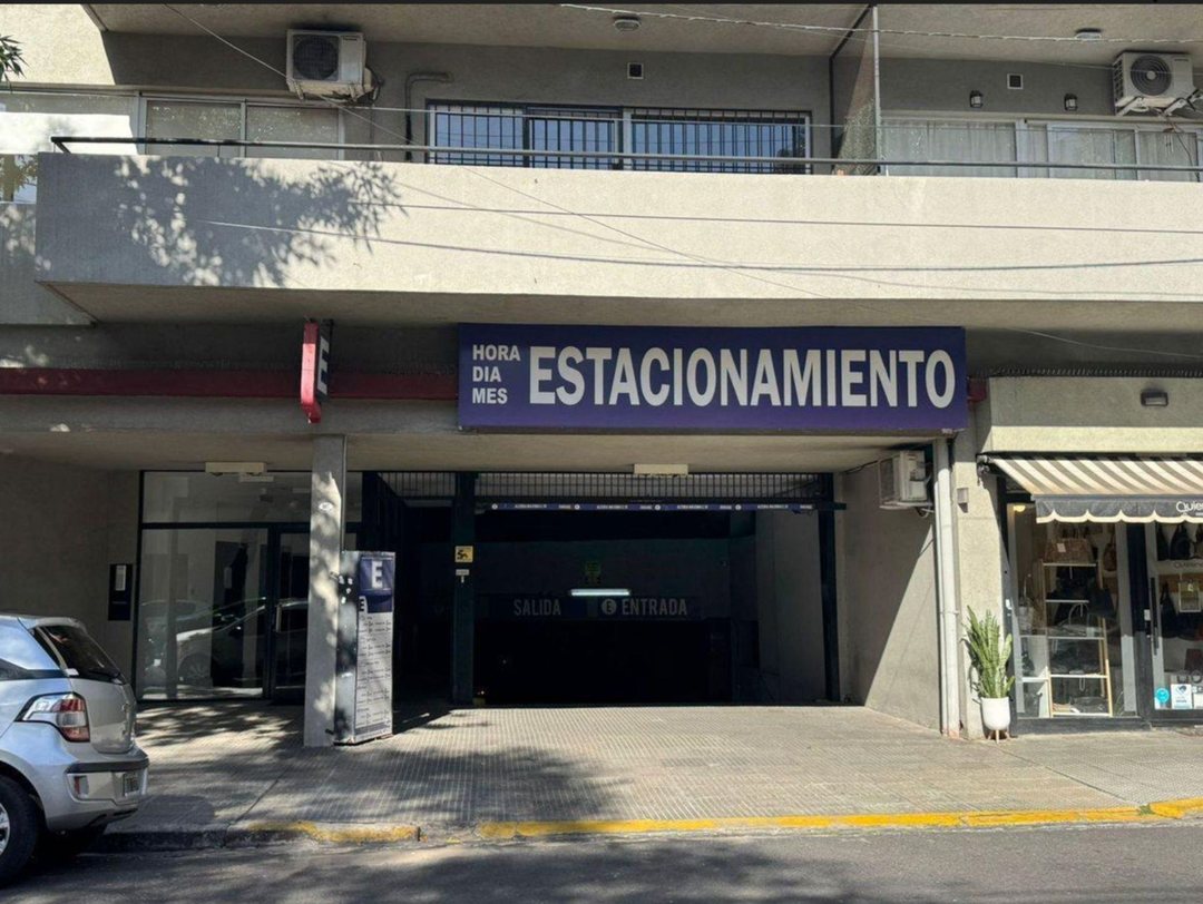 VENTA EXCELENTE COCHERA FIJA CUBIERTA EN ALMAGRO