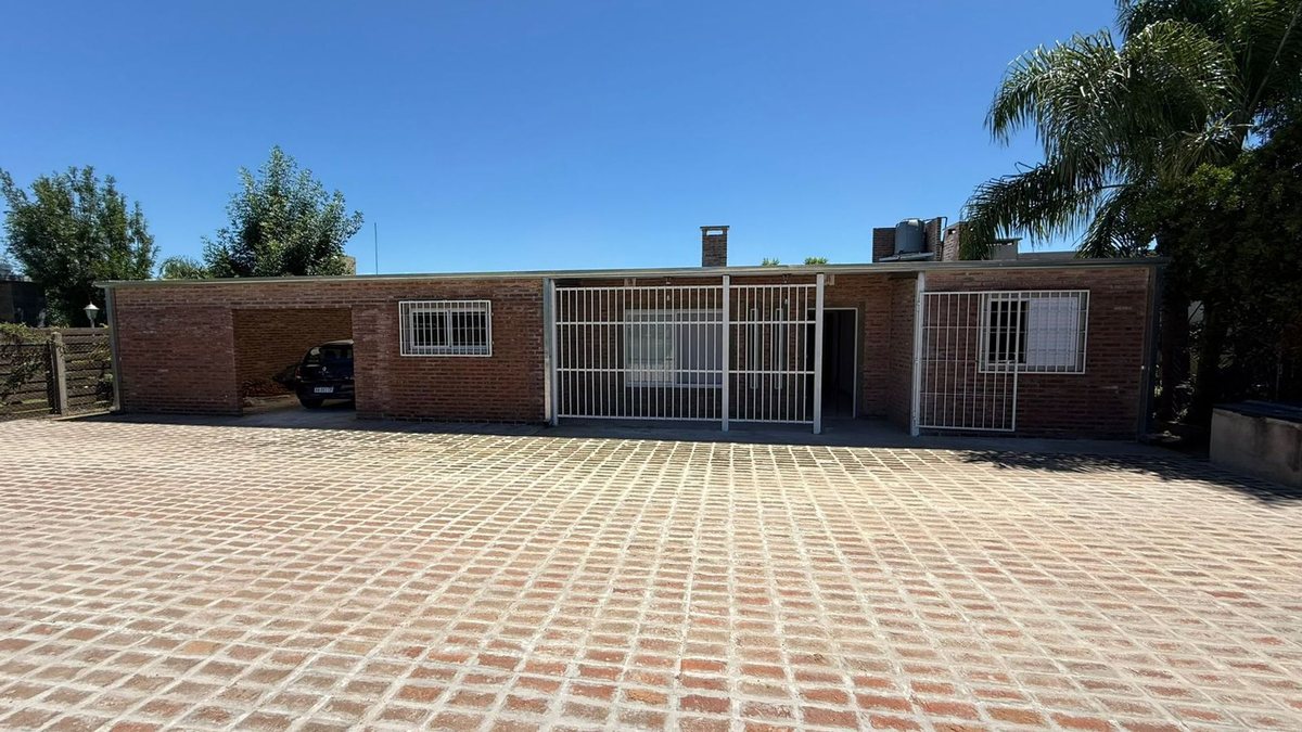 Casa quinta de 3 dorm., 3 cocheras en venta, ruta1
