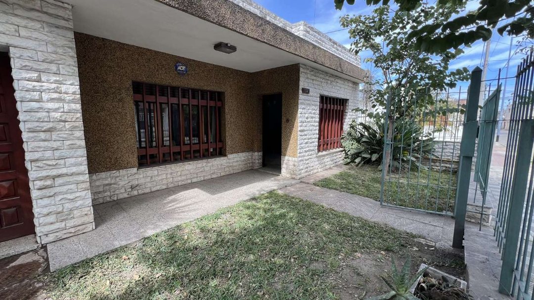SE VENDE CASA 3 DORM CON GARAGE VILLA CABRERA