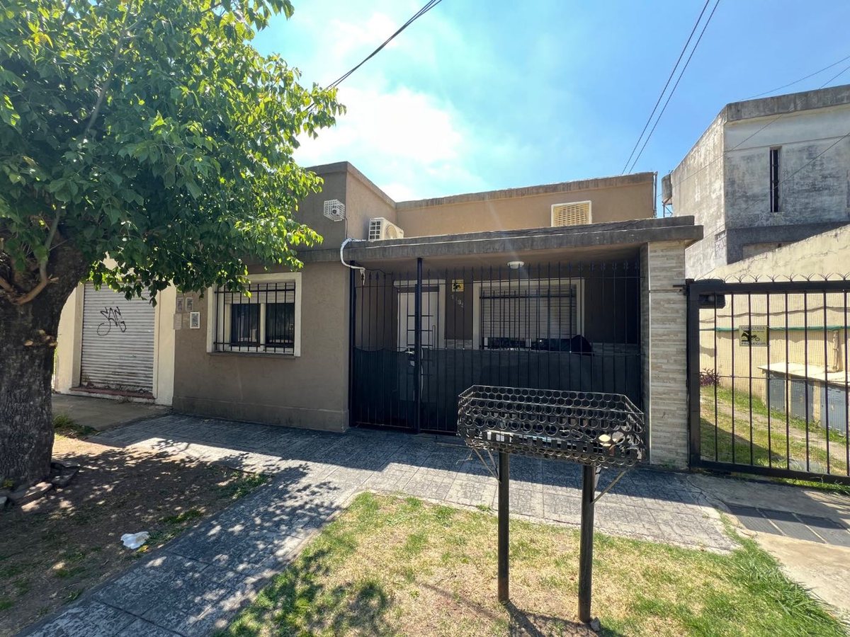 CASA 3 AMBIENTES RECICLADA EN VENTA – CASTELAR