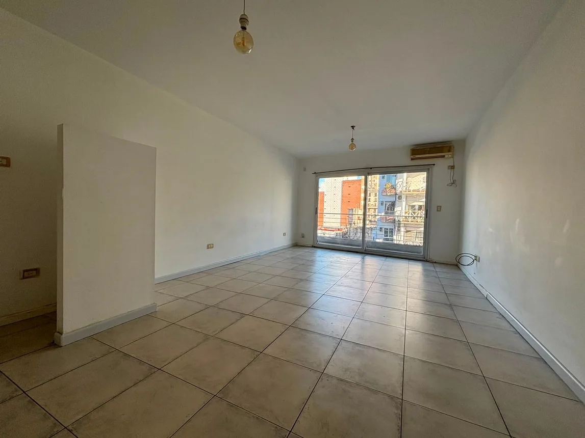 Venta - ambiente amplio c/balcon luminoso-almagro, foto 2