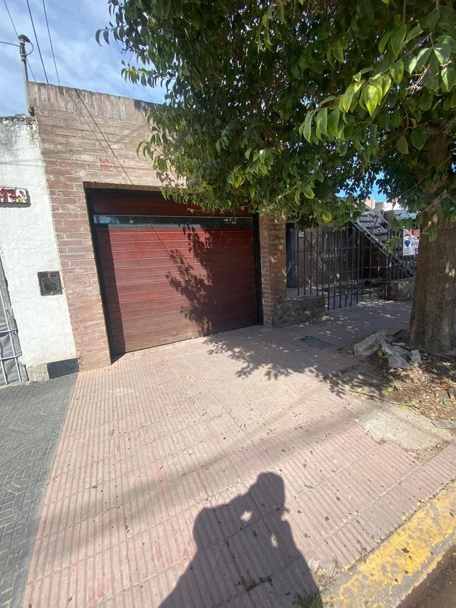 Venta casa más depto en barrio mariano fragueiro, foto 2