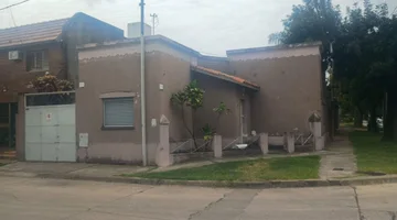 SE VENDE CASA EN LAPRIDA 3901