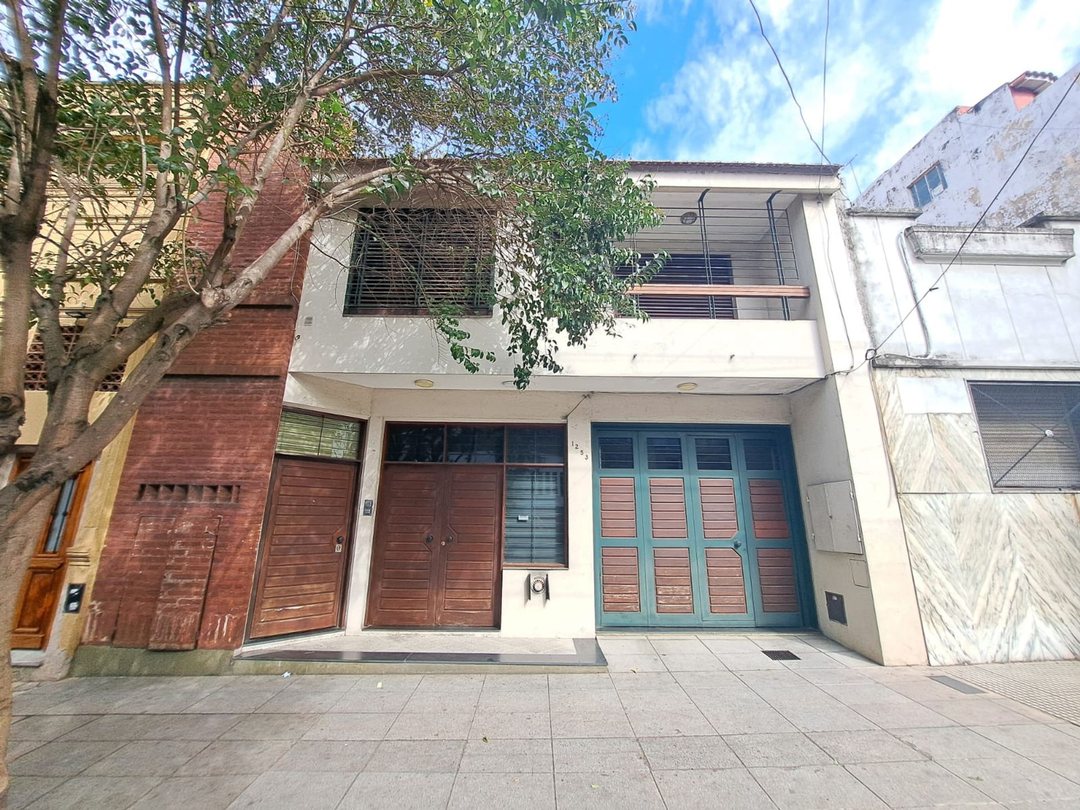 VENTA PROPIEDAD DE 4 AMB + 3 AMB + LOCAL +COCHERAS
