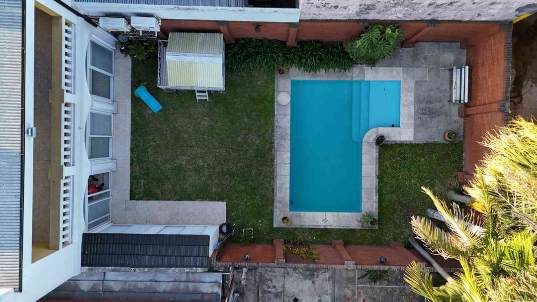 CASA FUNCIONAL CON 4 DORMI CON COCH PASANTE Y PILE