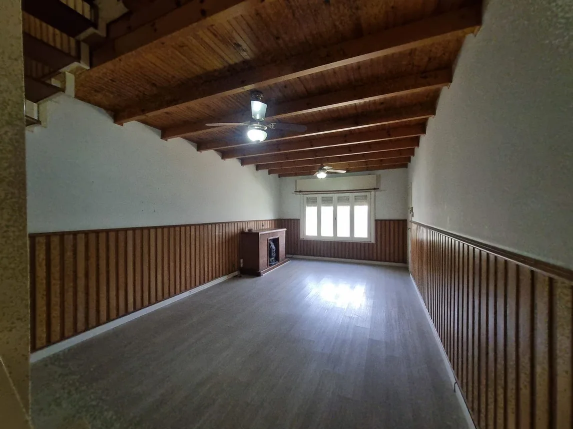 Casa de 8 ambientes en venta en Adrogué, Uriburo 400, foto 3