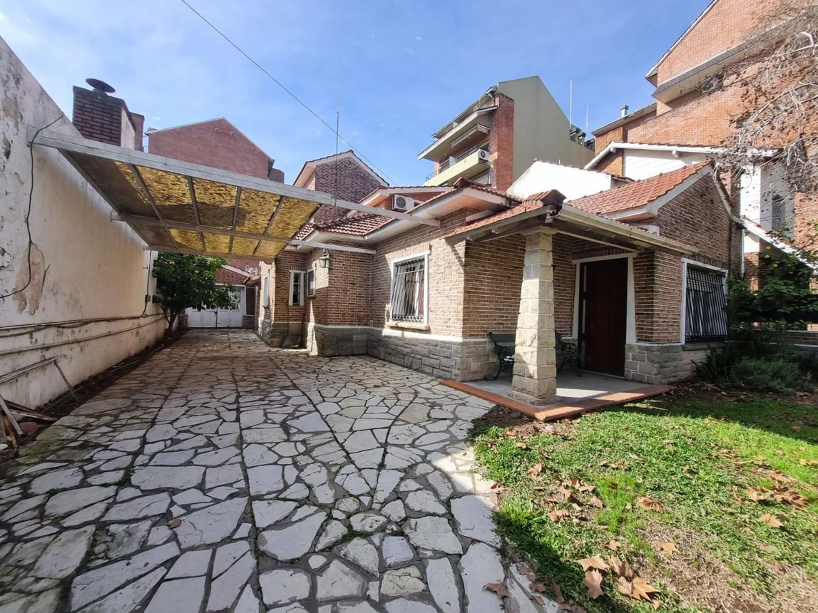 Casa de 8 ambientes en venta en Adrogué, Uriburo 400