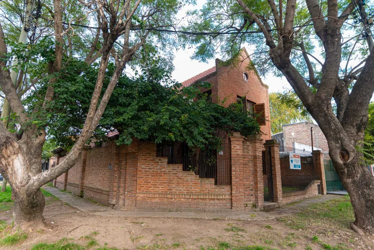 Casa en venta en Quilmes, foto 2