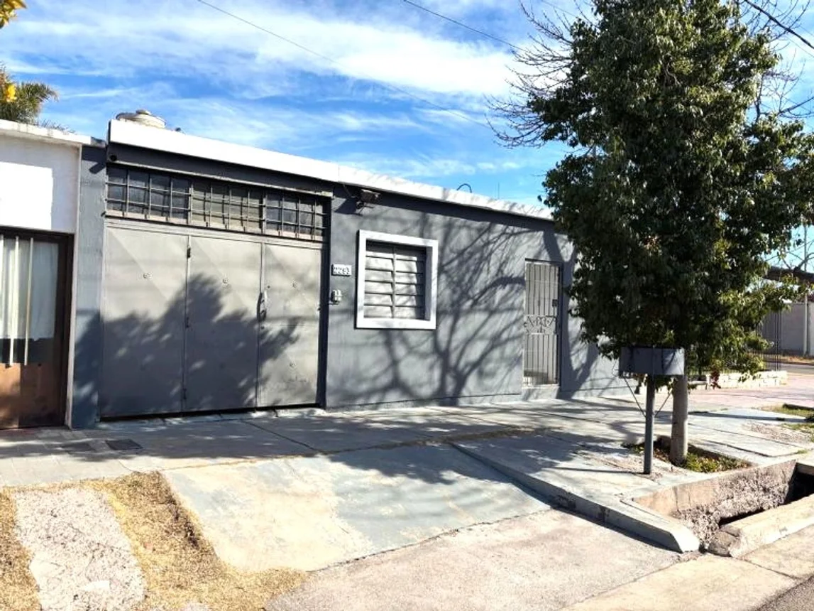 Casa de 10 ambientes en venta en Godoy Cruz, Laguna de los Pájaros 2200