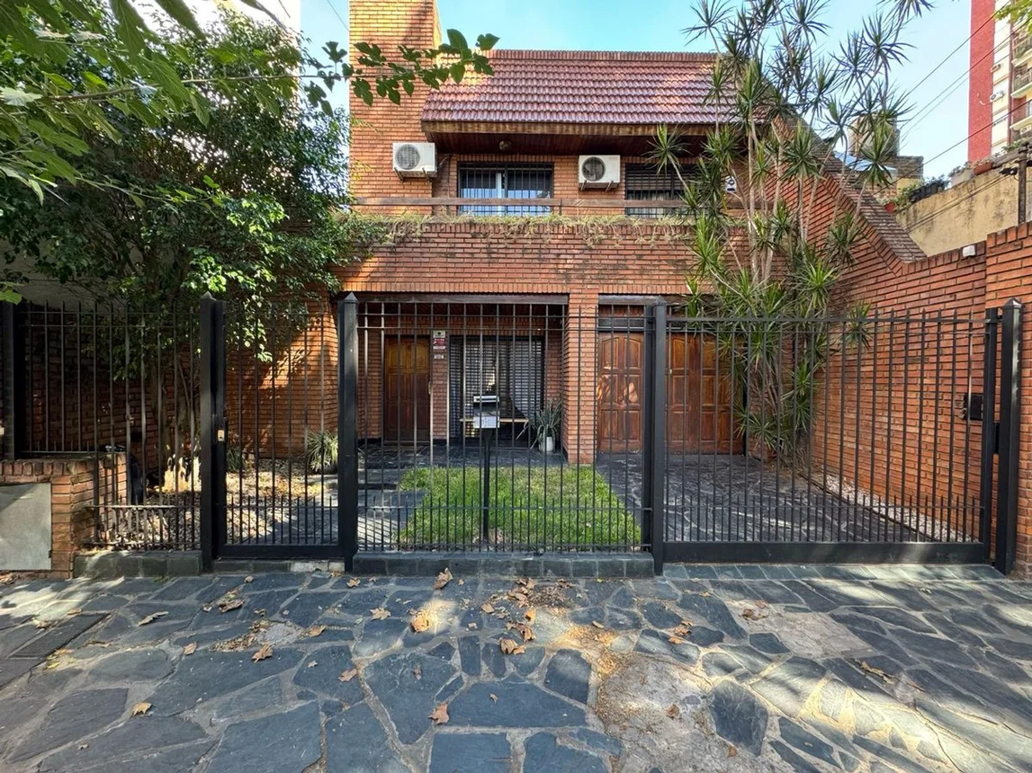 Casa de 5 ambientes en venta en Caseros, Valentín Gómez 4600