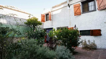 Venta casa con fondo garage y apto en Tres Cruces