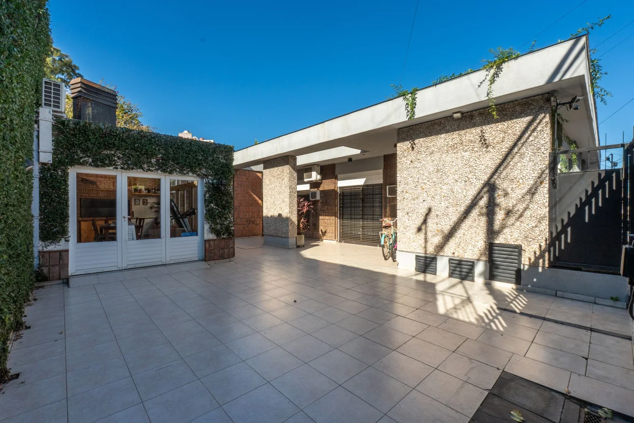 Casa de 5 ambientes en venta en Villa Sarmiento, Ramón Lista 800