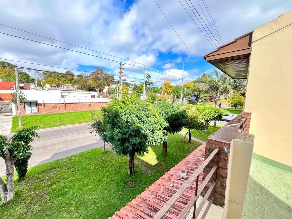 Casa de 4 ambientes en venta en Don Bosco, Avenida Caseros 2100