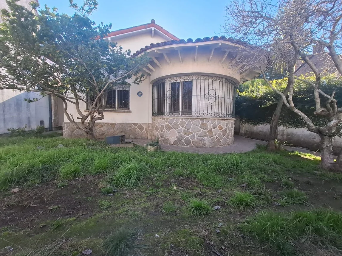 Casa de 4 ambientes en venta en Quilmes, Alem 500
