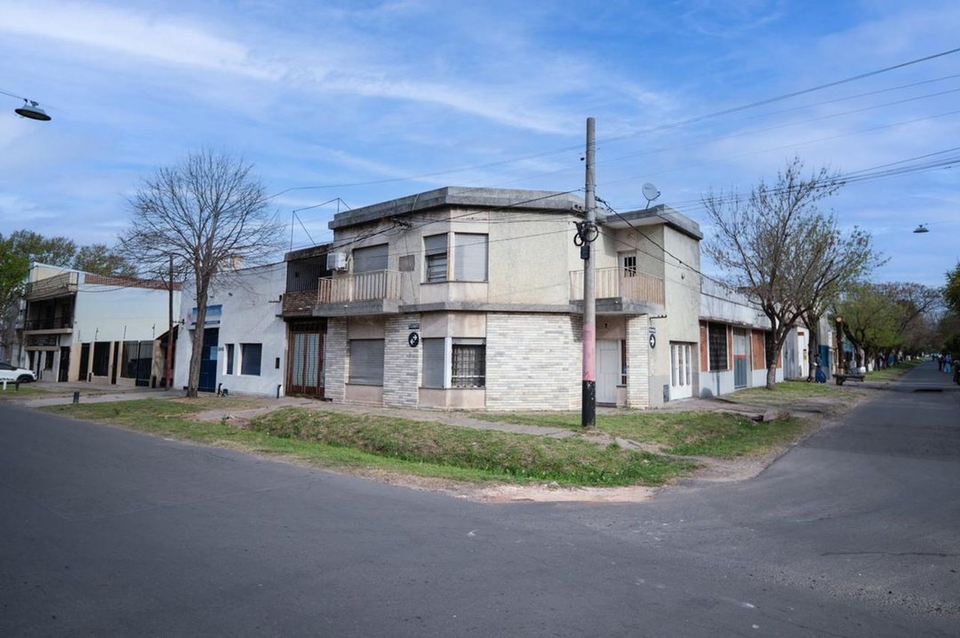 CASA EN VENTA Y LOCAL COMERCIAL A REFACCIONAR