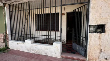 CASA ESQUINA EN ALBERDI DE DOS DORMITORIOS