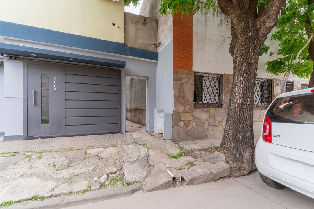 CASA DE 2 DORMITORIOS CON PATIO VERDE
