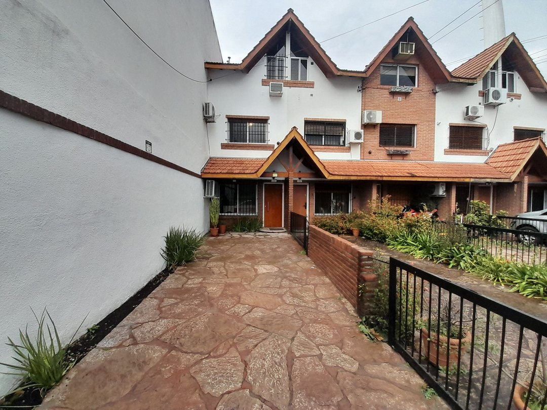 Triplex en Venta 5 Ambientes Cochera y Jardin