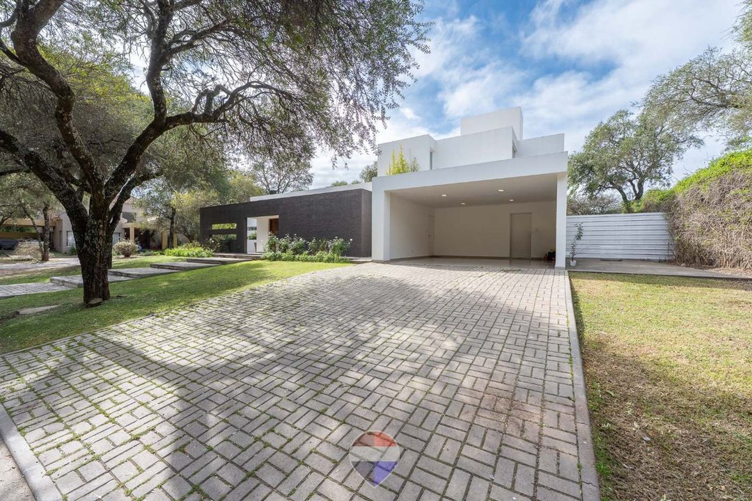 VENTA CASA 4 DORM C/PILETA LA PALOMA VILLA ALLENDE