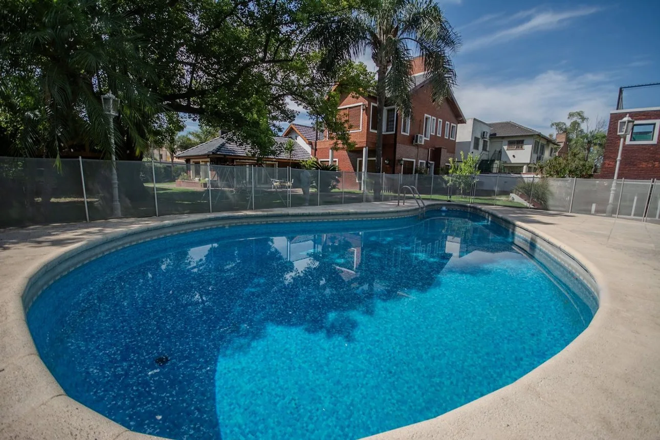 Venta imponente casa hurlingham 2000 m2 permuta, foto 1