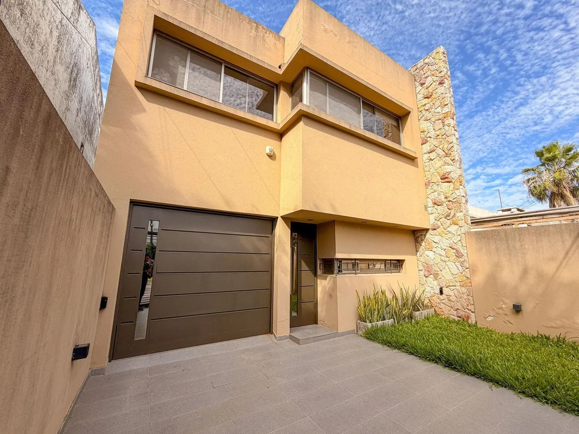 Casa dúplex de 4 ambientes en venta en Rosario, Doctor Pedro José Agrelo 900