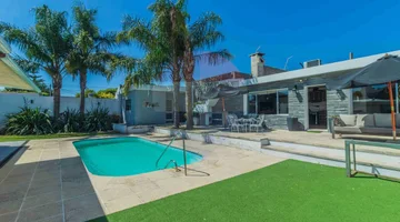 CASA DE CATEGORÍA 4D, CON PISCINA Y GARAJES + APTO