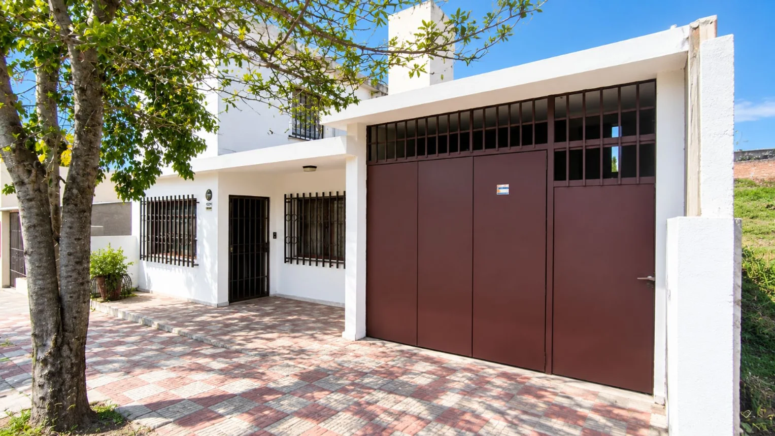 Casa tríplex de 5 ambientes en venta en Córdoba, Blas Rosales 2700