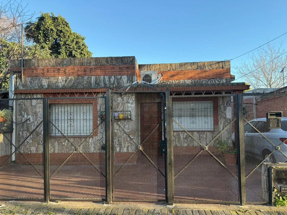 Casa de 3 ambientes en venta en Berazategui, Avenida 21 1100
