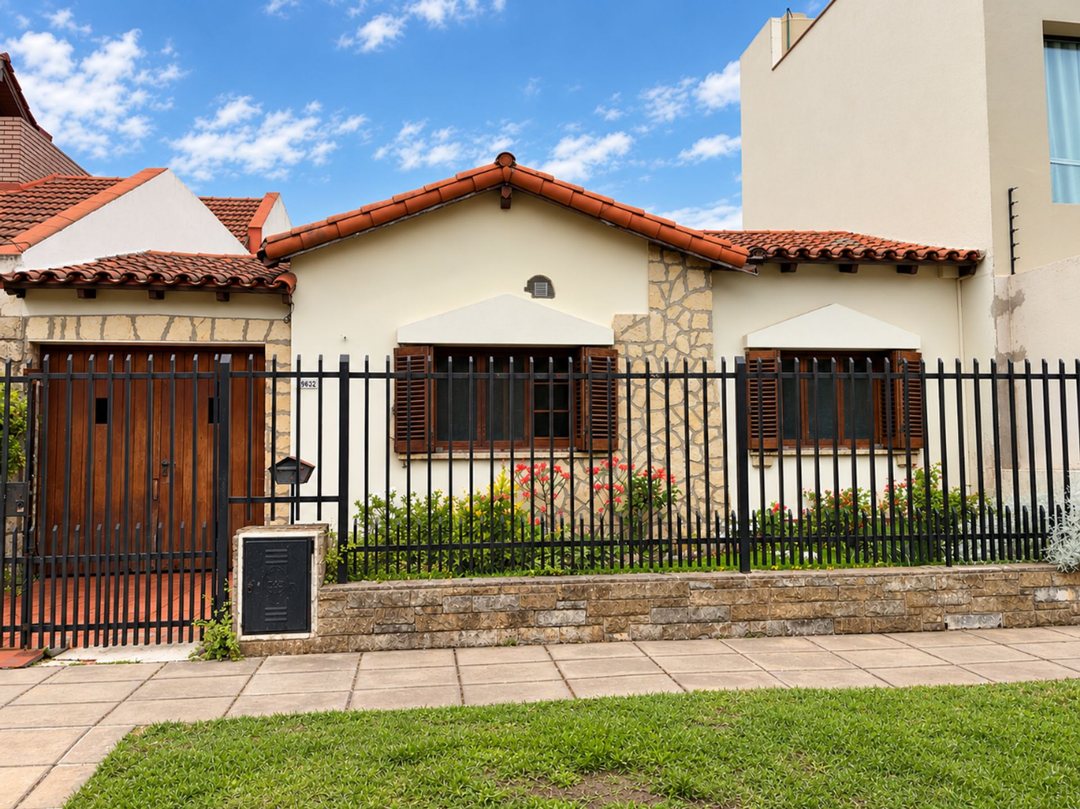 VENTA CASA 4 AMBIENTES HURLINGHAM BARRIO INGLES