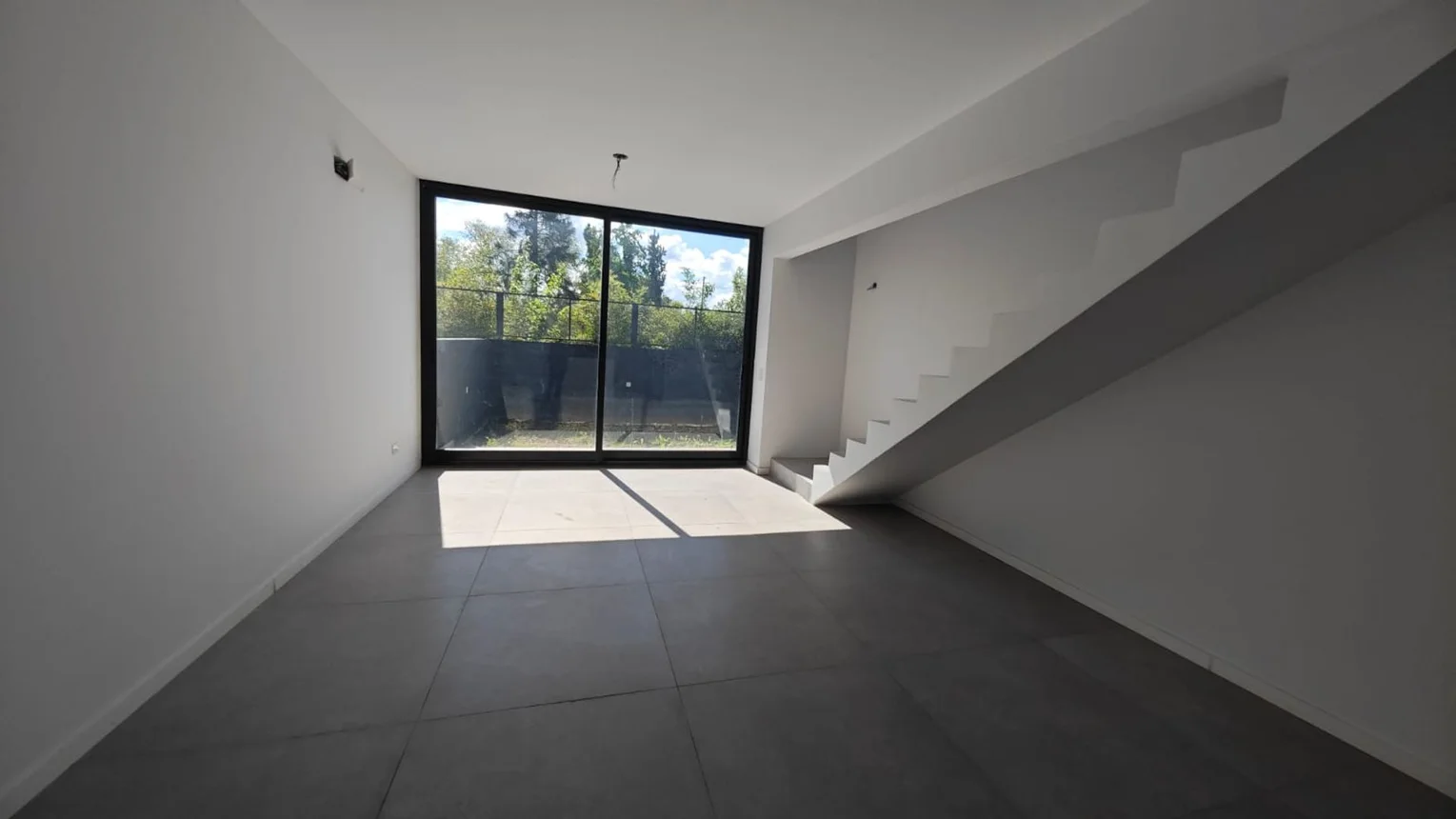 Dúplex de 3 ambientes en venta en Villa Rosa, Rua Caamaño 1100