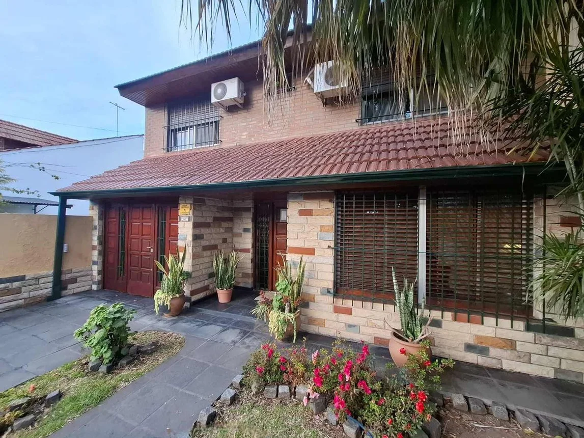 Casa dúplex de 4 ambientes en venta en Lomas de Zamora, Almafuerte 700