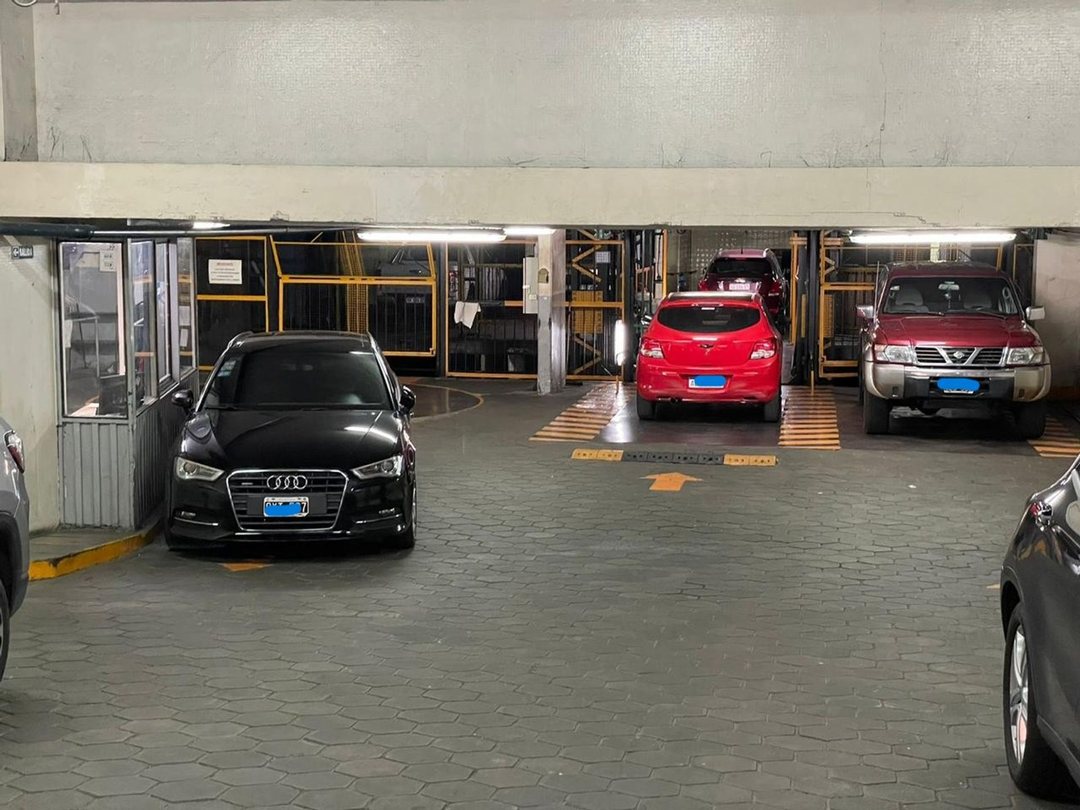 VENTA COCHERA FIJA CUBIERTA CON VALET 24 HS