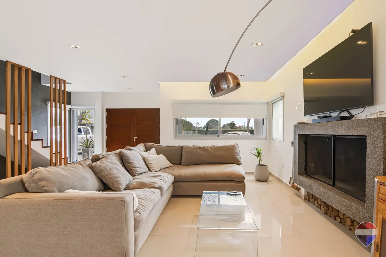 Casa de 4 ambientes en venta en Berazategui, Autopista Doctor Ricardo Balbín 1700
