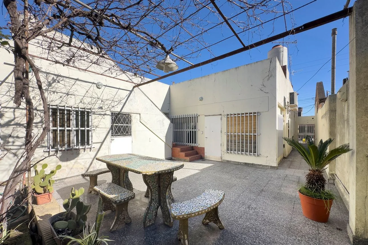Casa de 5 ambientes en venta en Morón, Carlos Calvo 2500