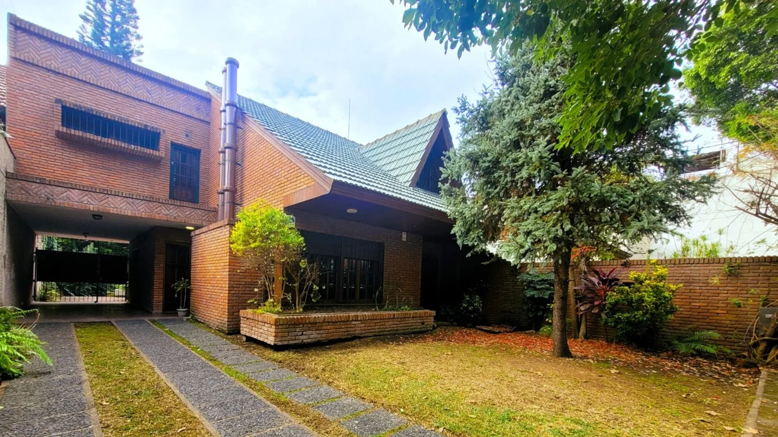 Casa de 5 ambientes en venta en Temperley, Solís 0