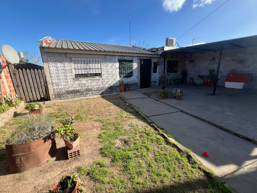 VENTA CASA 3 AMB CON COCHERA Y JARDÍN  EN MORENO