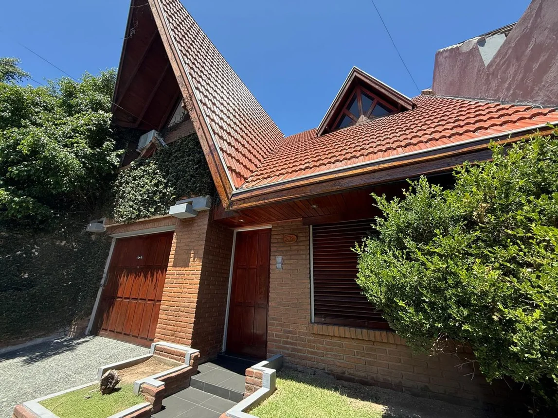 Casa de 4 ambientes en venta en Lomas de Zamora, Laprida 900