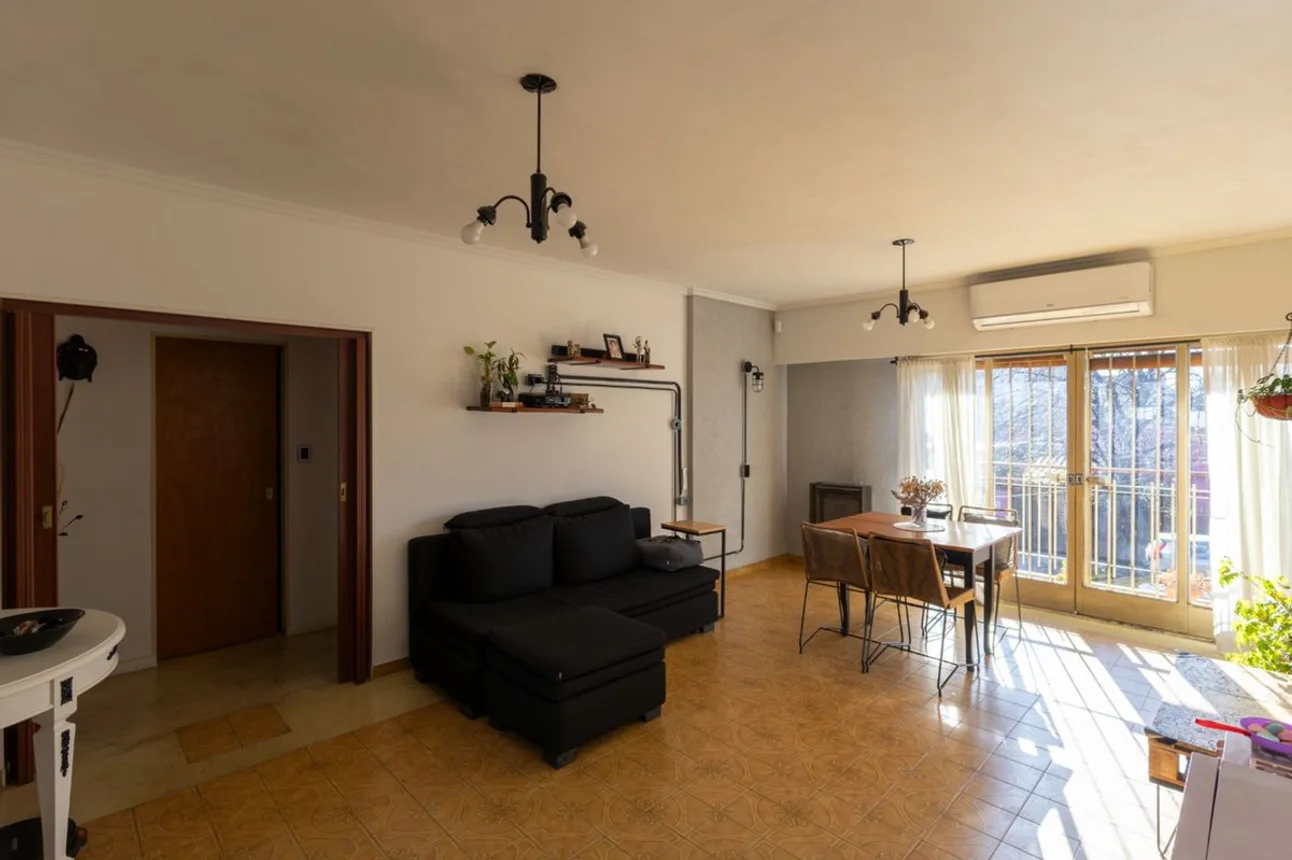 Casa de 7 ambientes en venta en Lomas del Mirador, Alcorta 3500