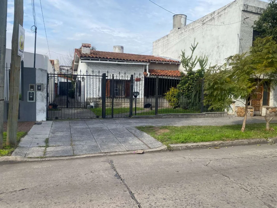 Casa de 3 ambientes en venta en Ramos Mejía, Fray Mamerto Esquiú 1700