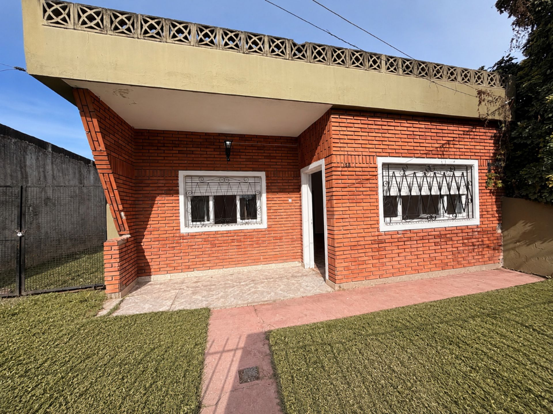 VENTA CASA 2 AMB MONTE GRANDE GARAGE PILETA JARDIN