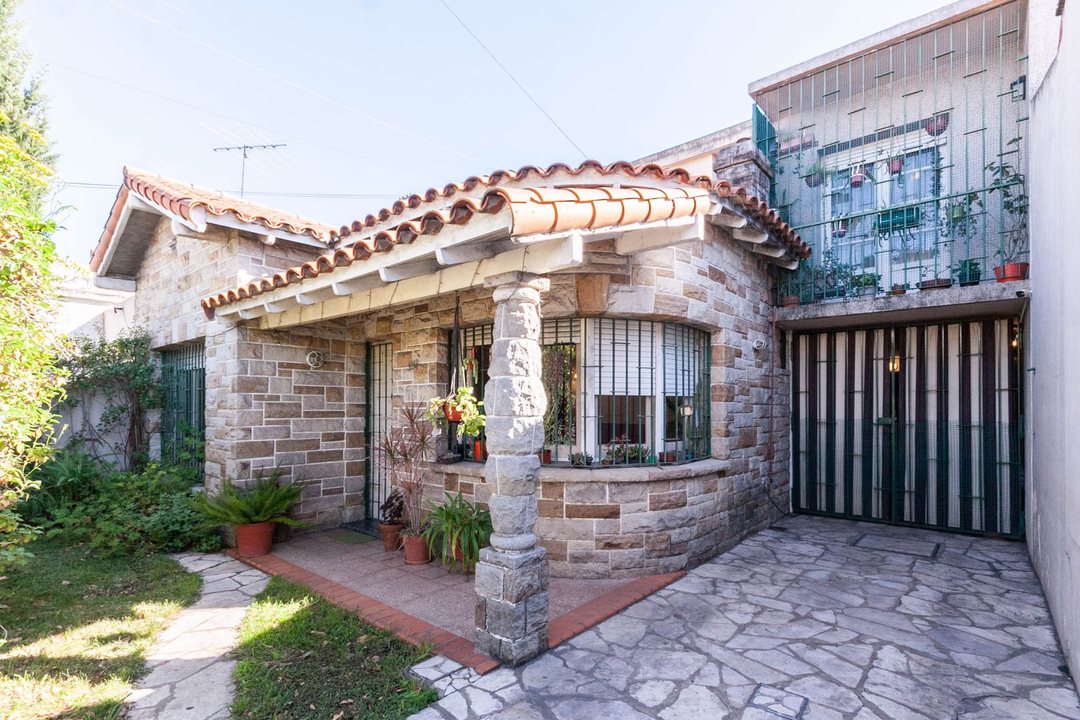 CASA 4 AMB- PARQUE-GARAGE-APTO CRED
