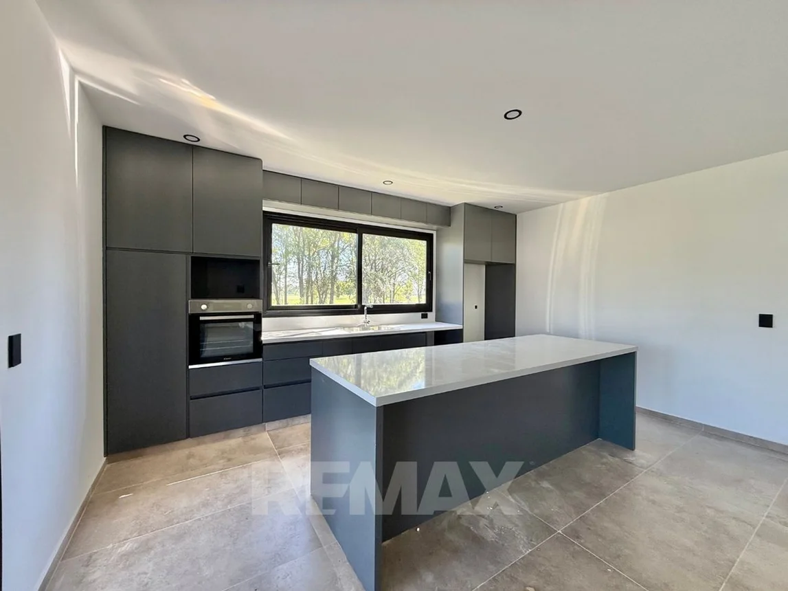 Casa en venta en Pilar, foto 2