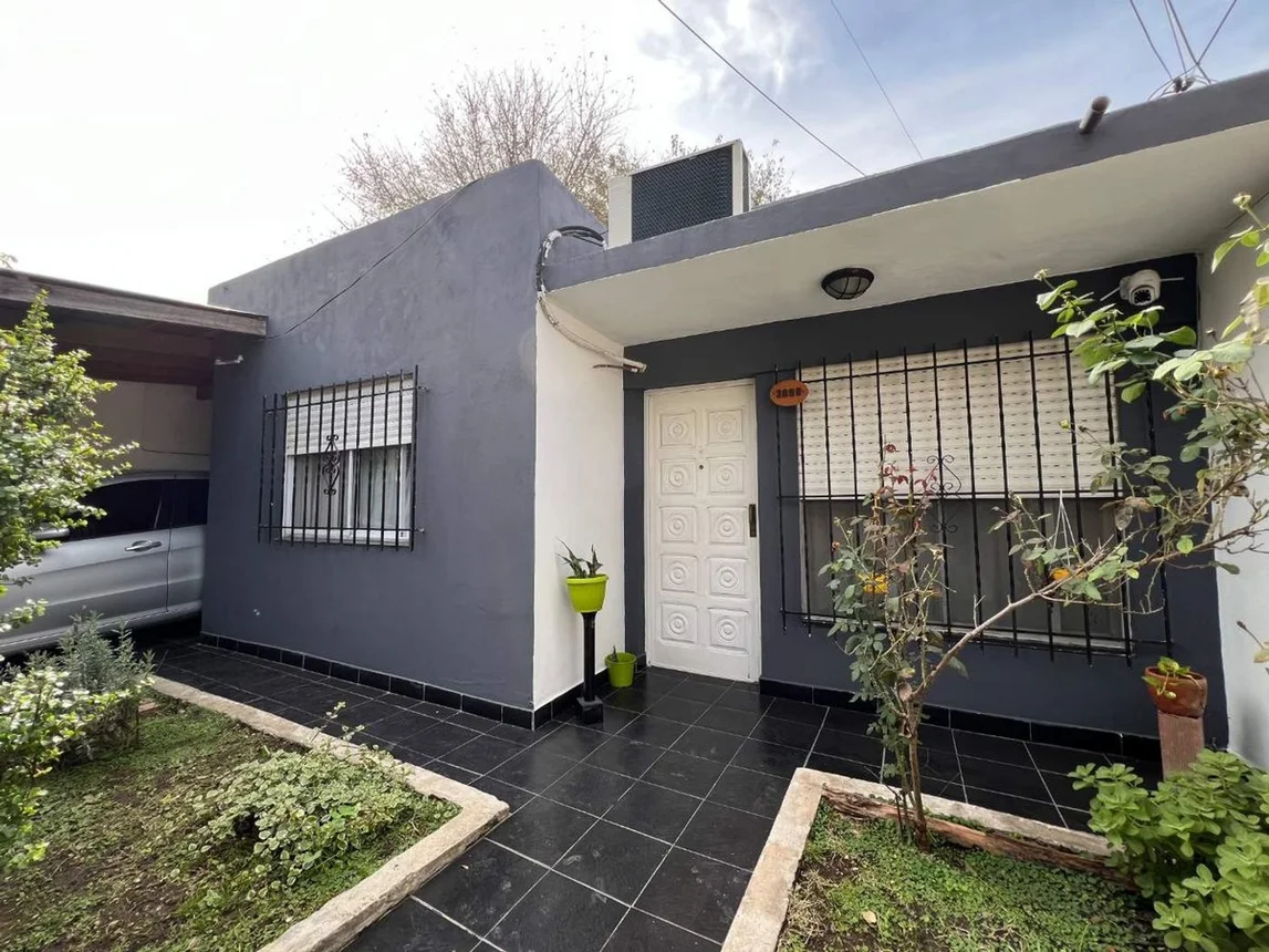 Casa de 3 ambientes en venta en Longchamps, Intendente Alvaro Pintos 3000