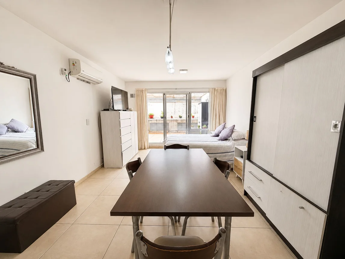 Venta - monoambiente muy amplio con patio, foto 2