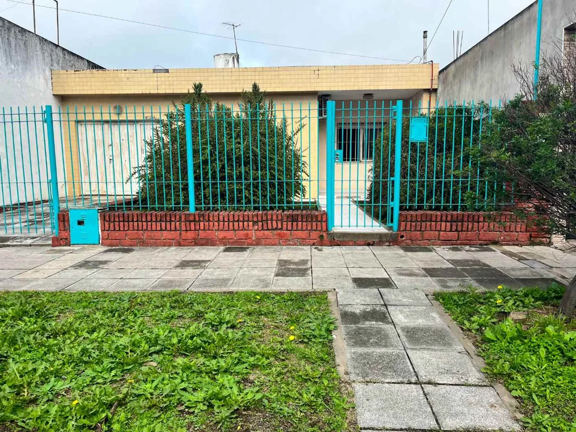 Casa de 3 ambientes en venta en Burzaco, Eva Peron 800