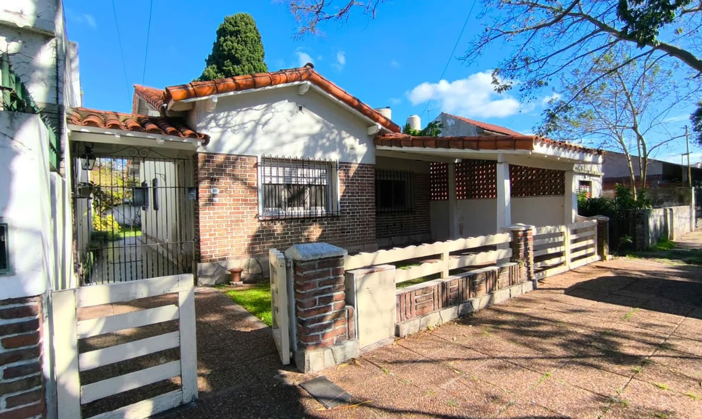 Casa en venta en Banfield, Peña 800